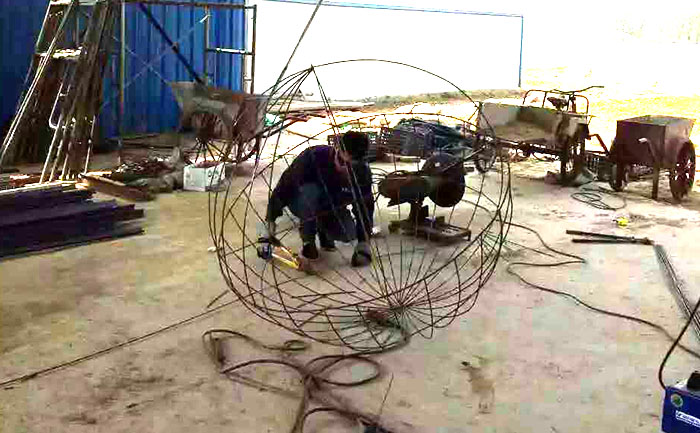 電焊工人正在焊接河北唐山五色草立體花壇造型鋼結(jié)構(gòu)骨架