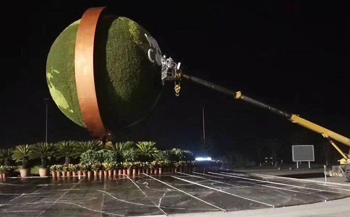 夜深了吊車還在對達(dá)沃斯地球儀五色草立體植物造型進(jìn)行吊裝作業(yè)加班中