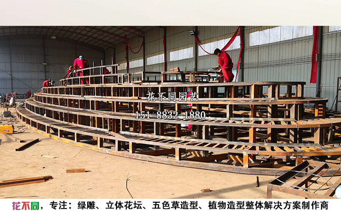 電焊工在給立體花壇焊接底座